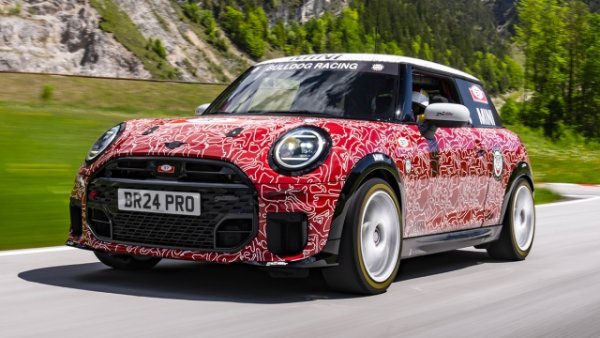 Една марка направи революция само за няколко месеца, от дебюта през есента на 2023 г. на малкия Cooper и SUV Countryman, за да премине към електрическия Aceman. Това е кросоувър с дължина само 405 см и стандартен носител на новото поколение на нулеви емисии от Mini. 

Автомобилното изложение в Париж ще затвори кръга с официалния дебют на Mini John Cooper Works, който за първи път в историята ще включва и вариант на батерия заедно с бензинова версия.